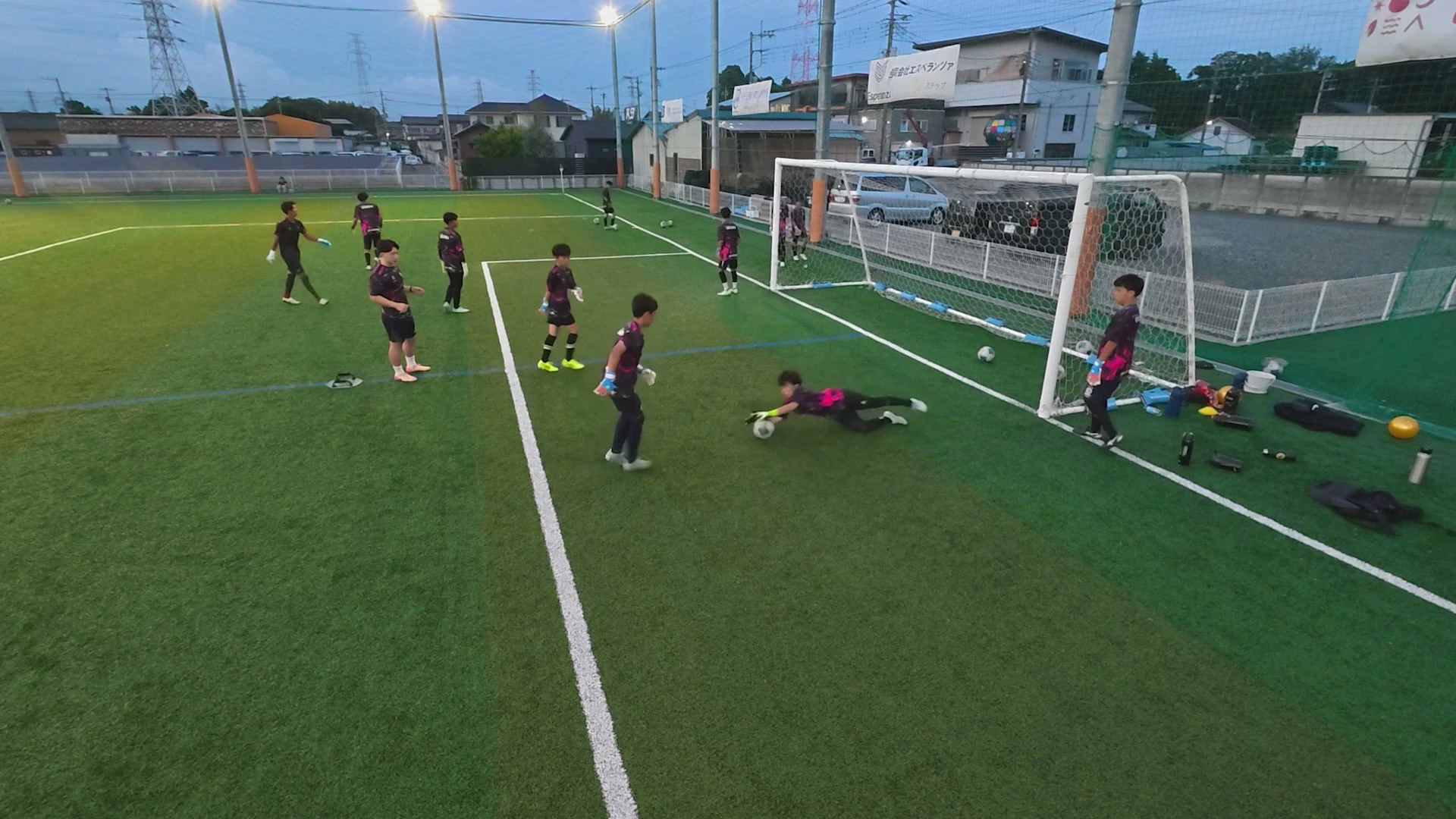 エリートGKキャンプでゴール前のボールへ横方向に動くゴールキーパー