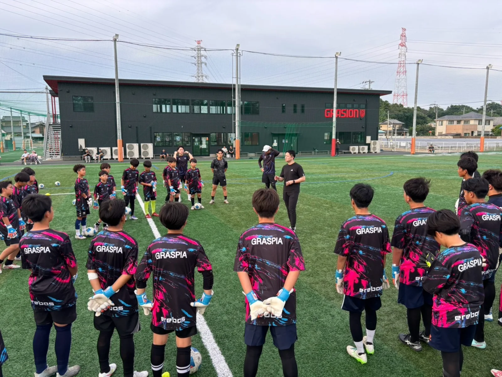 今井悠太氏からピッチ上でトレーニング指導を受けるエリートGKキャンプ参加選手