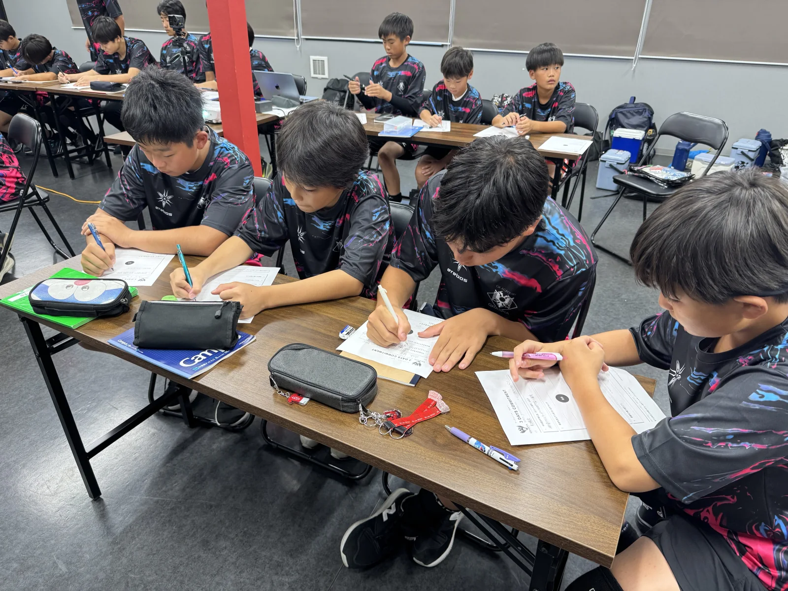 講義でワークシートに自分の考えを書き込むエリートGKキャンプ参加選手