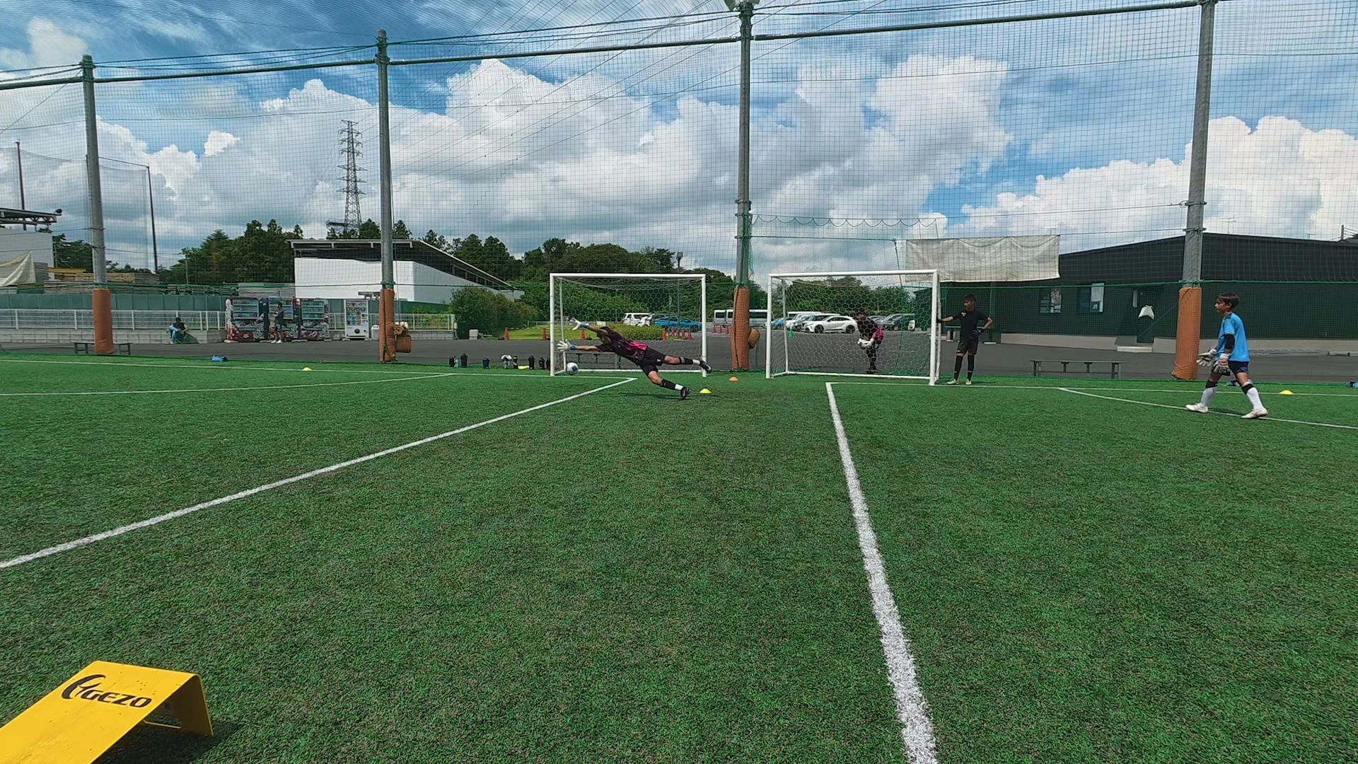 フューチャーGKキャンプでボールに向かって横方向へ動くゴールキーパー