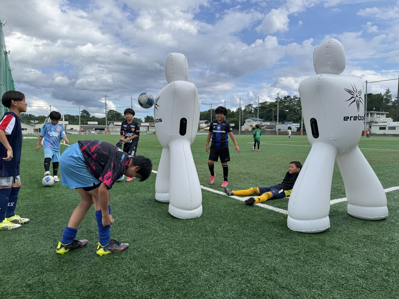 ピッチでトレーニングに取り組むフューチャーGKキャンプ参加選手