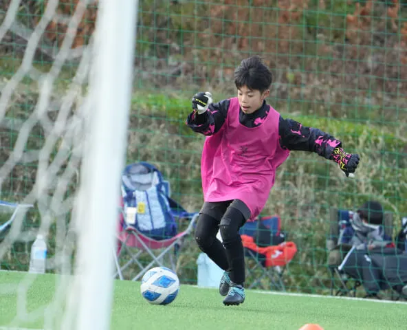 クロスボールに飛び出すGK選手