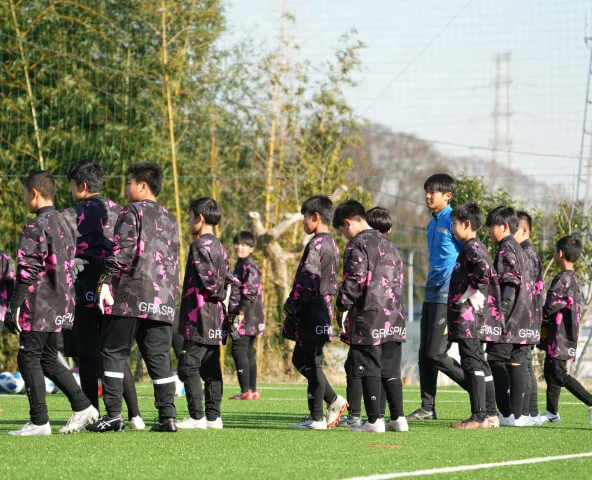 味方を鼓舞するコーチングをするGK選手